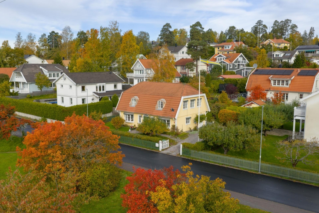 Välkommen till detta charmiga hus med en härlig trädgårdstomt och närhet till naturen.