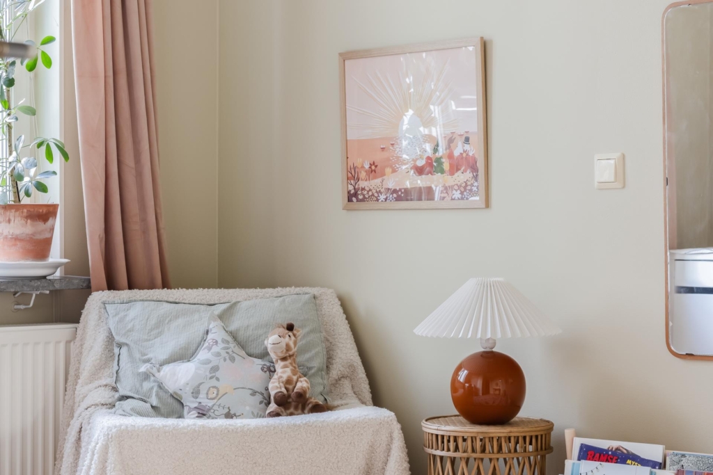 Genomgående och smakfull trea med öppen planlösning samt stor balkong. Garage i huset (ledigt*).