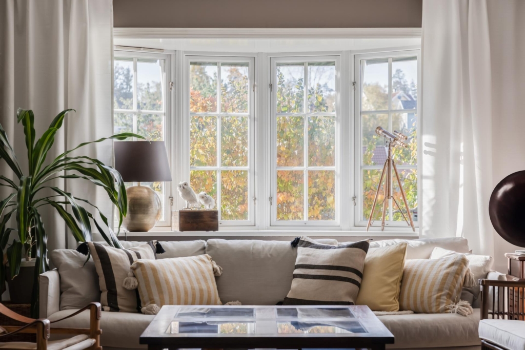 Välkommen till detta charmiga hus med en härlig trädgårdstomt och närhet till naturen.