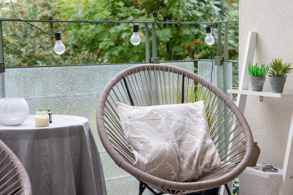 Genomgående och smakfull trea med öppen planlösning samt stor balkong. Garage i huset (ledigt*).