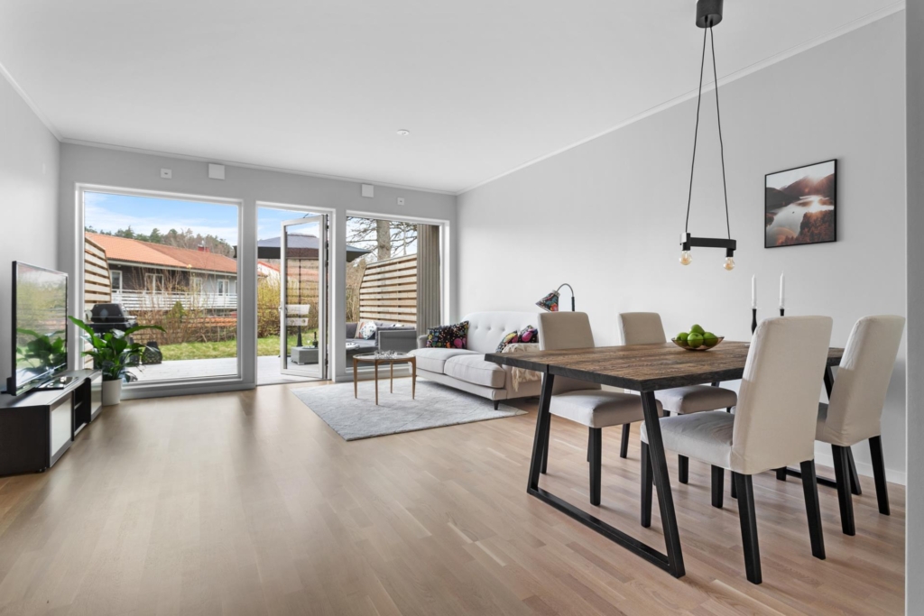 Lättskött friköpt Town House (ej BRF – ej månadsavgift) med mycket fina materialval och högt i tak.