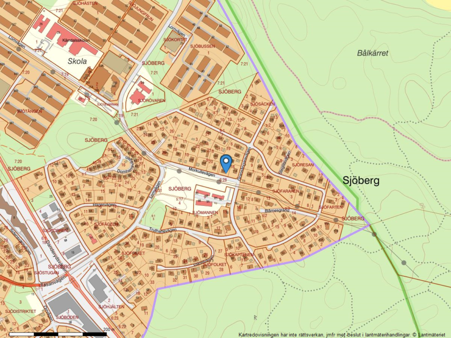 Välkommen till detta charmiga hus med en härlig trädgårdstomt och närhet till naturen.