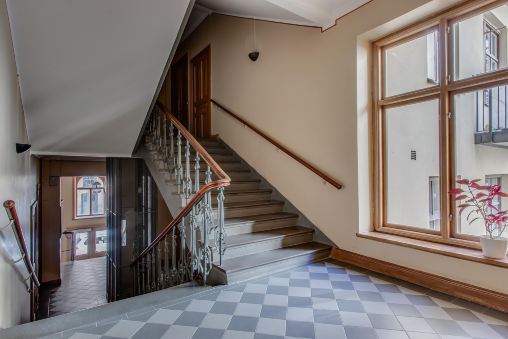 Välkommen till en spatiös, härlig tvåa, mycket fint renoverad med bevarad sekelskifteskaraktär.