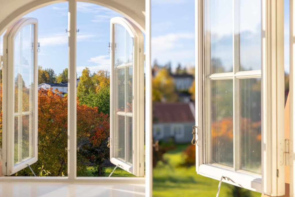 Välkommen till detta charmiga hus med en härlig trädgårdstomt och närhet till naturen.