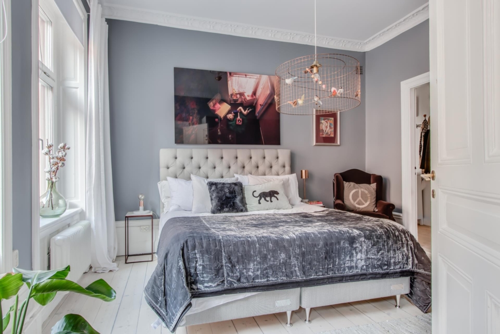 Välkommen till en spatiös, härlig tvåa, mycket fint renoverad med bevarad sekelskifteskaraktär.