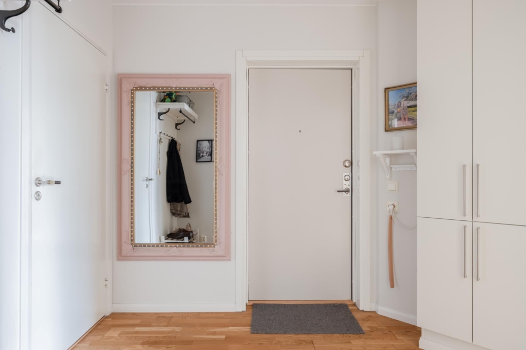 Genomgående och smakfull trea med öppen planlösning samt stor balkong. Garage i huset (ledigt*).