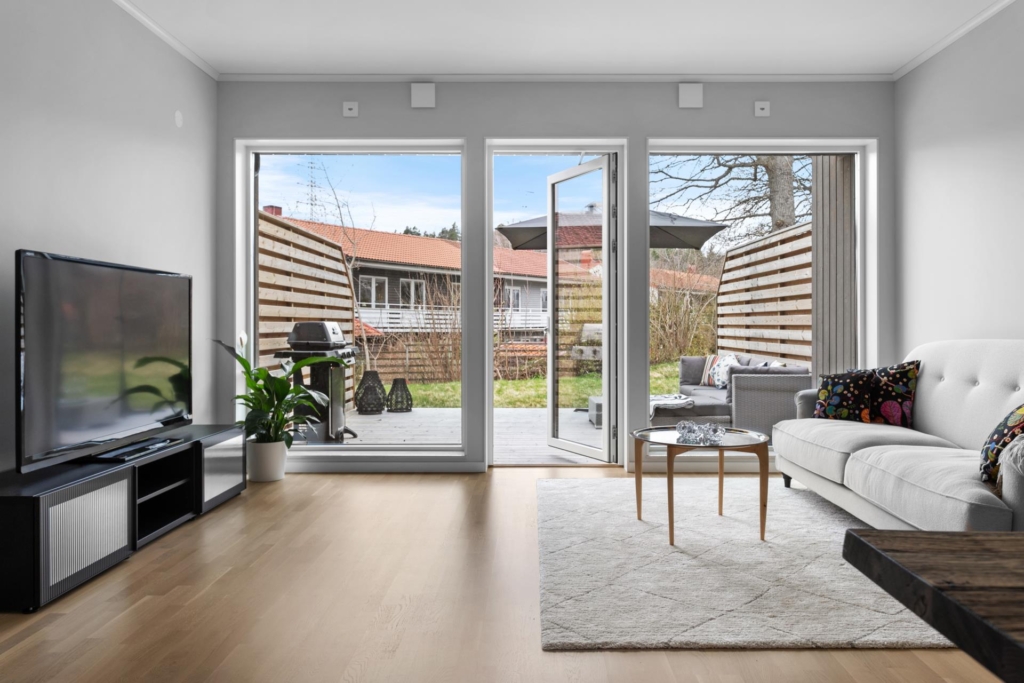 Lättskött friköpt Town House (ej BRF – ej månadsavgift) med mycket fina materialval och högt i tak.