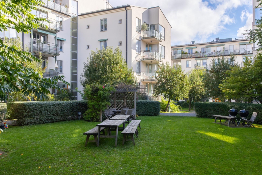 Genomgående och smakfull trea med öppen planlösning samt stor balkong. Garage i huset (ledigt*).