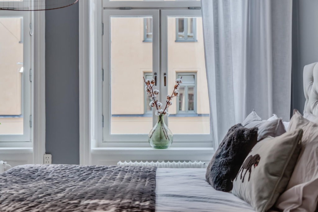 Välkommen till en spatiös, härlig tvåa, mycket fint renoverad med bevarad sekelskifteskaraktär.