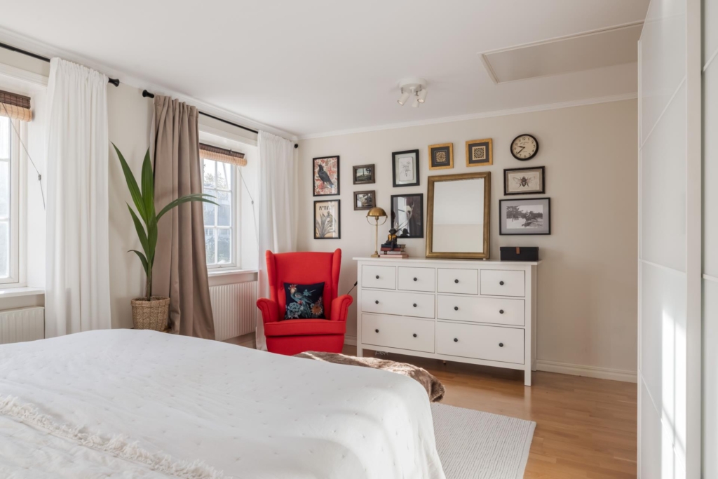 Välkommen till detta charmiga hus med en härlig trädgårdstomt och närhet till naturen.