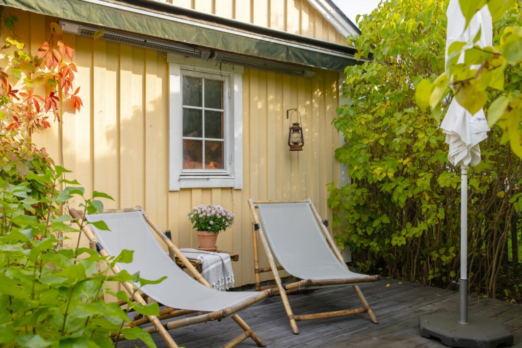 Välkommen till detta charmiga hus med en härlig trädgårdstomt och närhet till naturen.