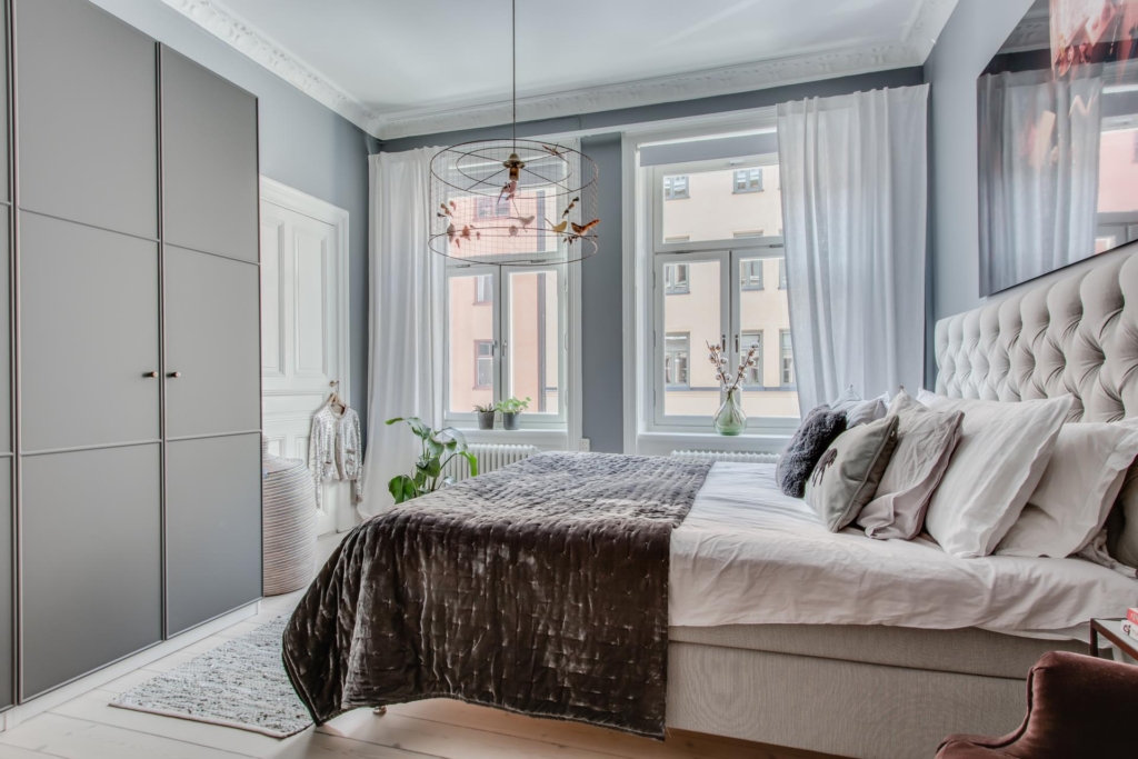 Välkommen till en spatiös, härlig tvåa, mycket fint renoverad med bevarad sekelskifteskaraktär.