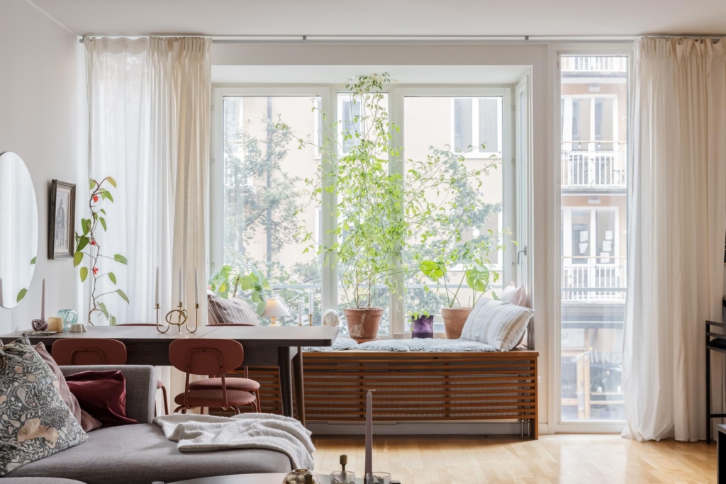 Genomgående och smakfull trea med öppen planlösning samt stor balkong. Garage i huset (ledigt*).