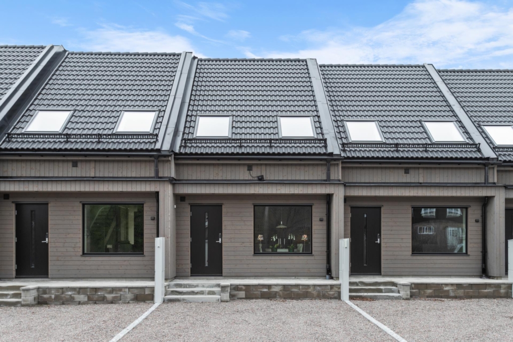 Lättskött friköpt Town House (ej BRF – ej månadsavgift) med mycket fina materialval och högt i tak.