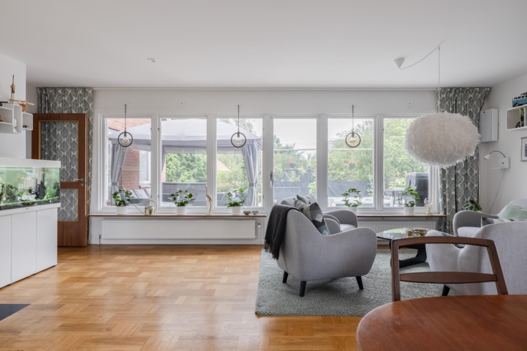 Smakfull, påkostad och mycket tilltalande villa om 218 kvm med fantastisk trädgård!