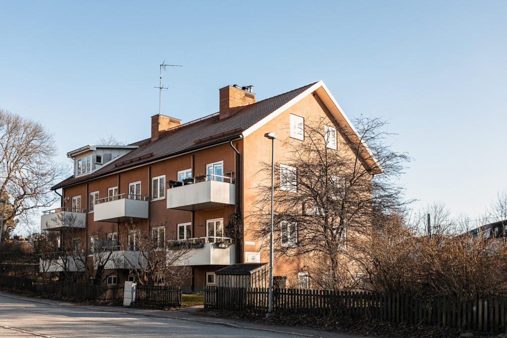 Unik etagevåning med 4 rum, 2 entréer, öppen spis och 2 balkonger!