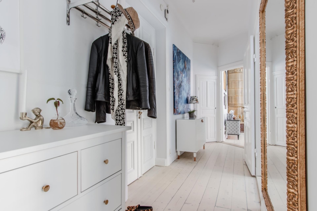 Välkommen till en spatiös, härlig tvåa, mycket fint renoverad med bevarad sekelskifteskaraktär.