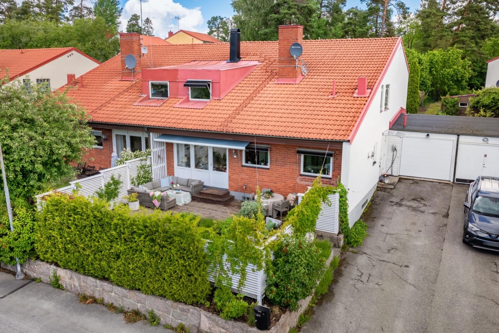 280 kvadratmeter med många rum och varmgarage