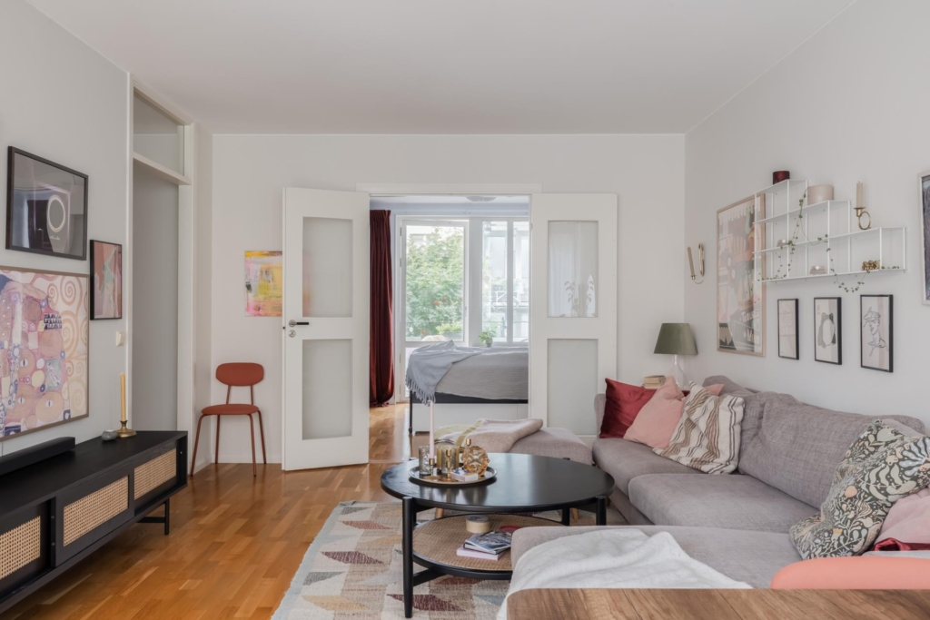 Genomgående och smakfull trea med öppen planlösning samt stor balkong. Garage i huset (ledigt*).