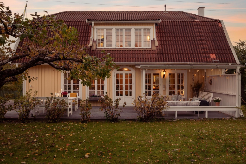 Välkommen till detta charmiga hus med en härlig trädgårdstomt och närhet till naturen.