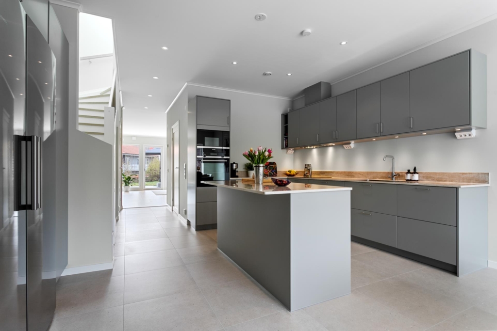 Lättskött friköpt Town House (ej BRF – ej månadsavgift) med mycket fina materialval och högt i tak.