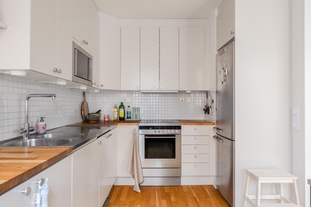 Genomgående och smakfull trea med öppen planlösning samt stor balkong. Garage i huset (ledigt*).