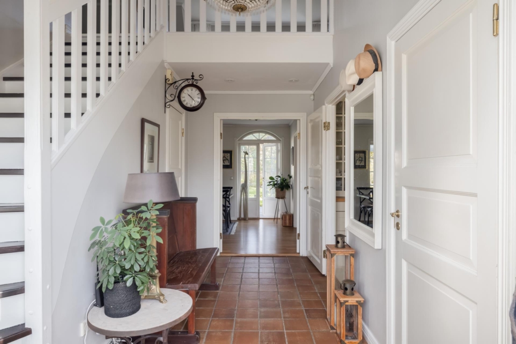 Välkommen till detta charmiga hus med en härlig trädgårdstomt och närhet till naturen.