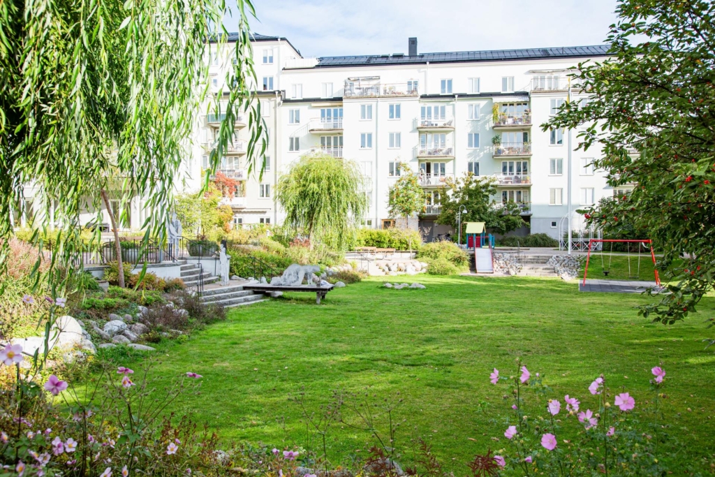 Genomgående och ljus med sjöglimt – Härligt läge invid Hammarby sjö