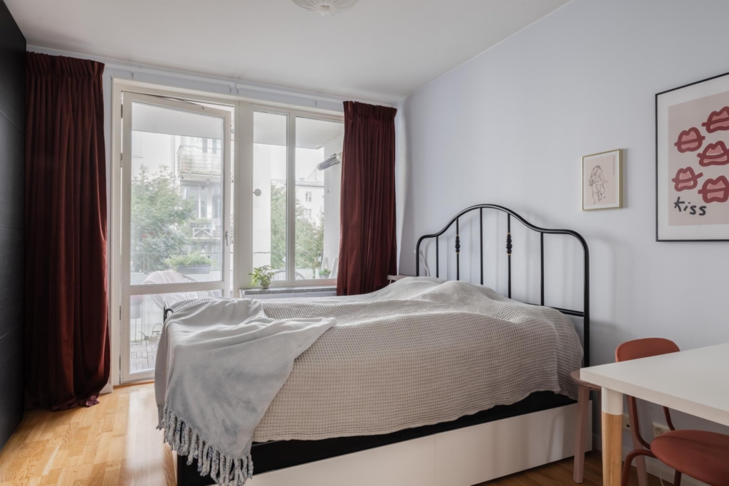 Genomgående och smakfull trea med öppen planlösning samt stor balkong. Garage i huset (ledigt*).