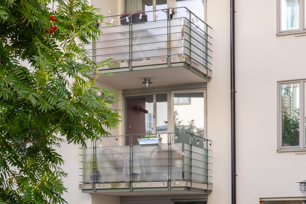 Genomgående och smakfull trea med öppen planlösning samt stor balkong. Garage i huset (ledigt*).