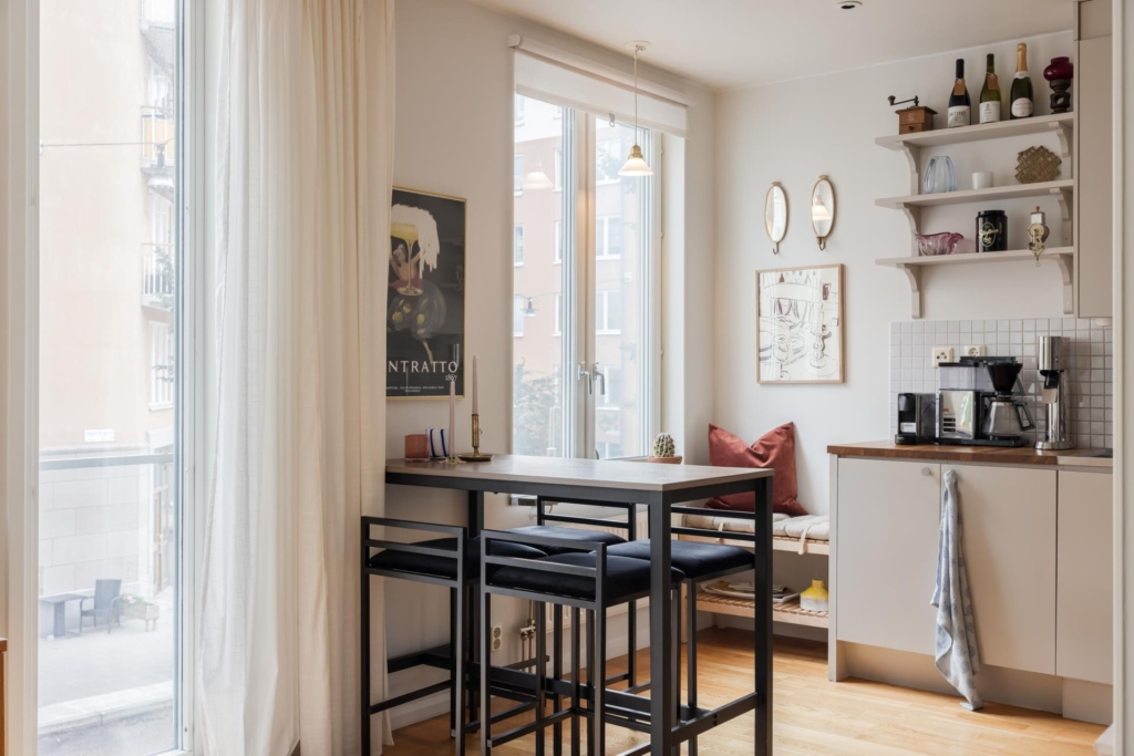 Genomgående och smakfull trea med öppen planlösning samt stor balkong. Garage i huset (ledigt*).