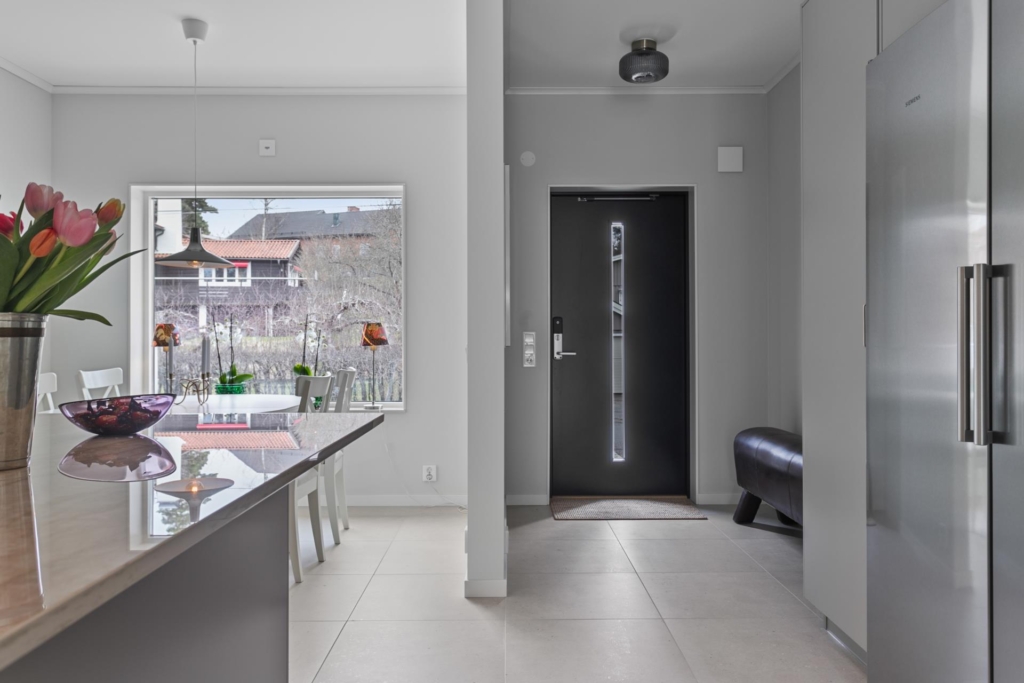 Lättskött friköpt Town House (ej BRF – ej månadsavgift) med mycket fina materialval och högt i tak.