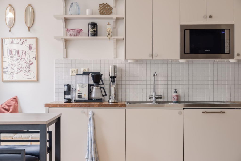 Genomgående och smakfull trea med öppen planlösning samt stor balkong. Garage i huset (ledigt*).