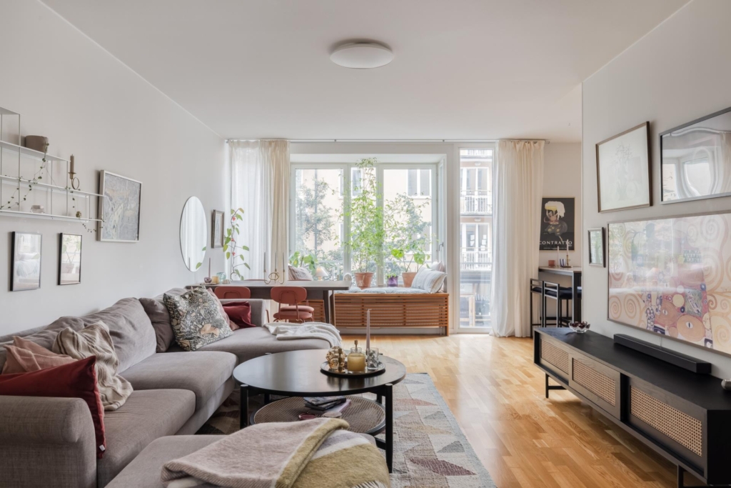 Genomgående och smakfull trea med öppen planlösning samt stor balkong. Garage i huset (ledigt*).