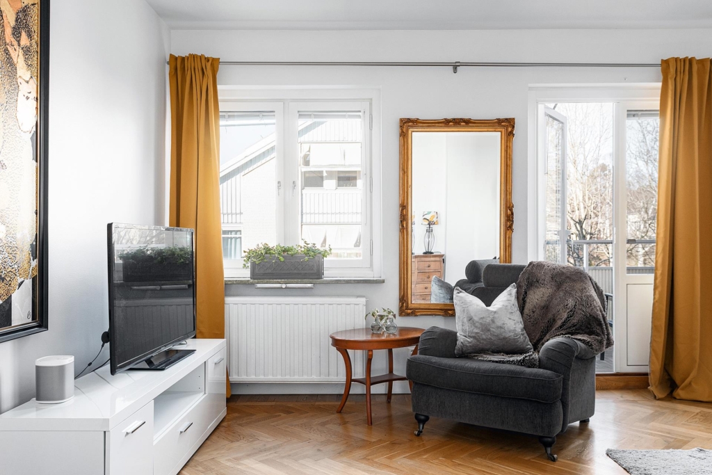 Unik etagevåning med 4 rum, 2 entréer, öppen spis och 2 balkonger!