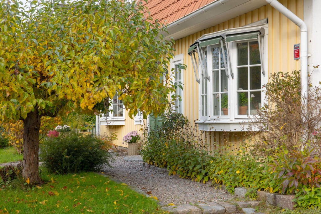 Välkommen till detta charmiga hus med en härlig trädgårdstomt och närhet till naturen.