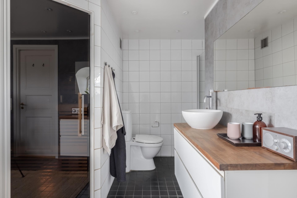 Välkommen till detta charmiga hus med en härlig trädgårdstomt och närhet till naturen.