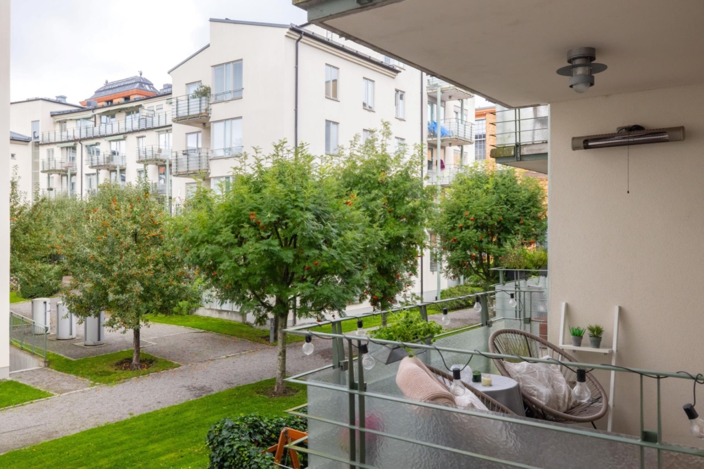 Genomgående och smakfull trea med öppen planlösning samt stor balkong. Garage i huset (ledigt*).