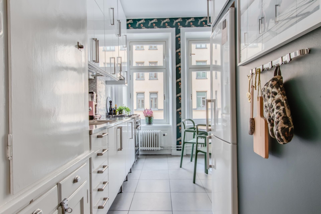 Välkommen till en spatiös, härlig tvåa, mycket fint renoverad med bevarad sekelskifteskaraktär.