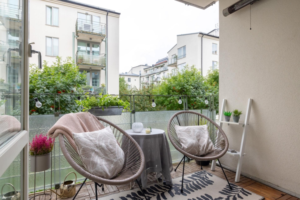 Genomgående och smakfull trea med öppen planlösning samt stor balkong. Garage i huset (ledigt*).