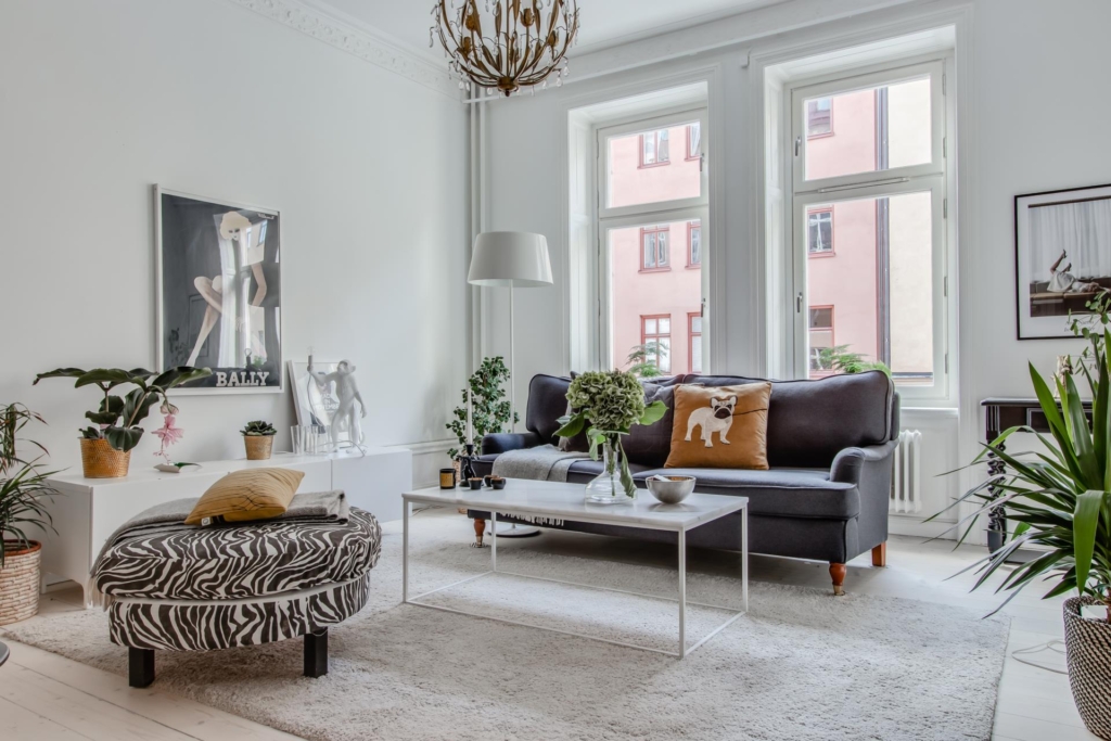 Välkommen till en spatiös, härlig tvåa, mycket fint renoverad med bevarad sekelskifteskaraktär.