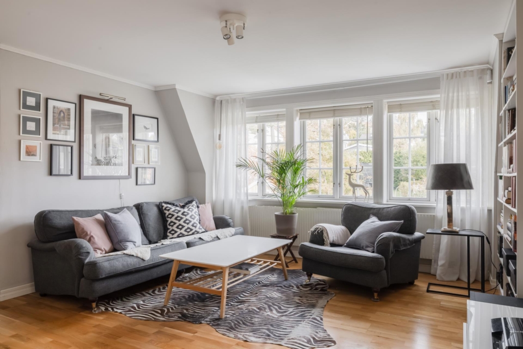 Välkommen till detta charmiga hus med en härlig trädgårdstomt och närhet till naturen.