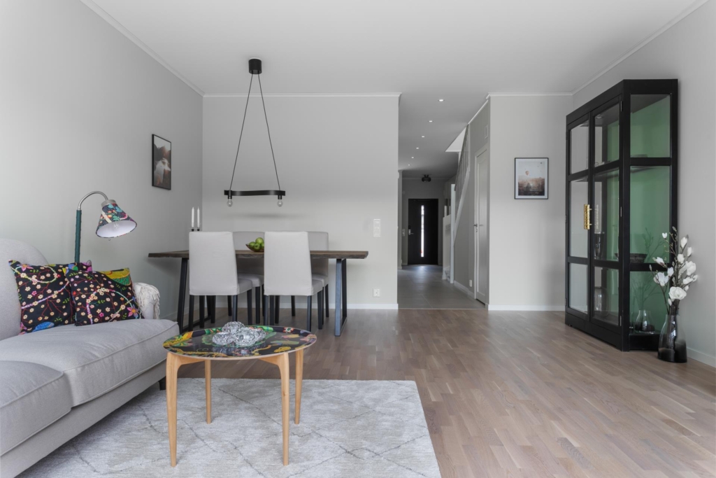 Lättskött friköpt Town House (ej BRF – ej månadsavgift) med mycket fina materialval och högt i tak.