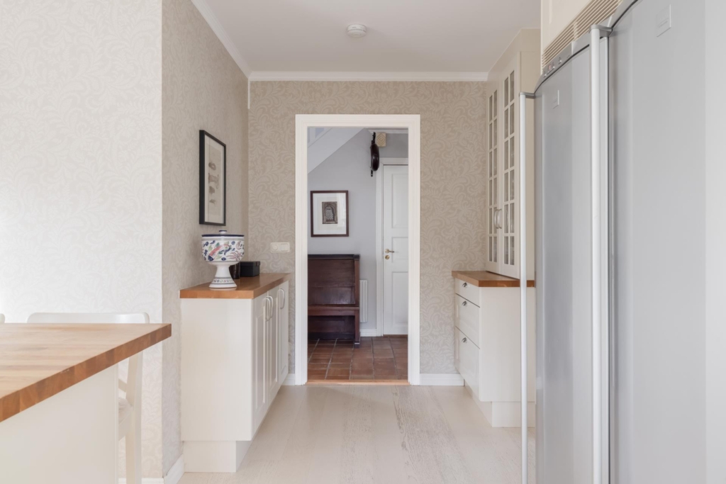 Välkommen till detta charmiga hus med en härlig trädgårdstomt och närhet till naturen.