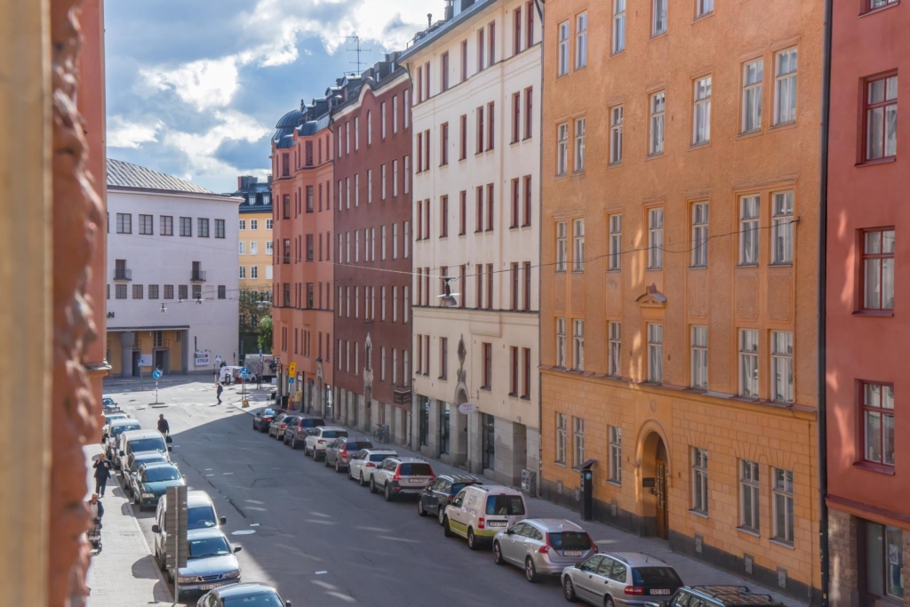 Välkommen till en spatiös, härlig tvåa, mycket fint renoverad med bevarad sekelskifteskaraktär.