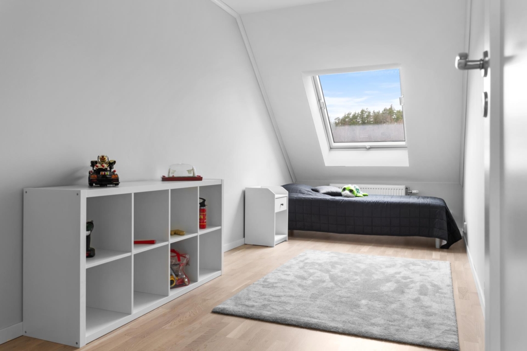 Lättskött friköpt Town House (ej BRF – ej månadsavgift) med mycket fina materialval och högt i tak.