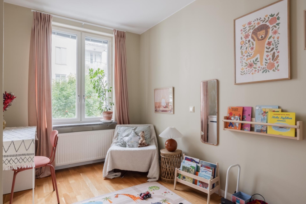 Genomgående och smakfull trea med öppen planlösning samt stor balkong. Garage i huset (ledigt*).