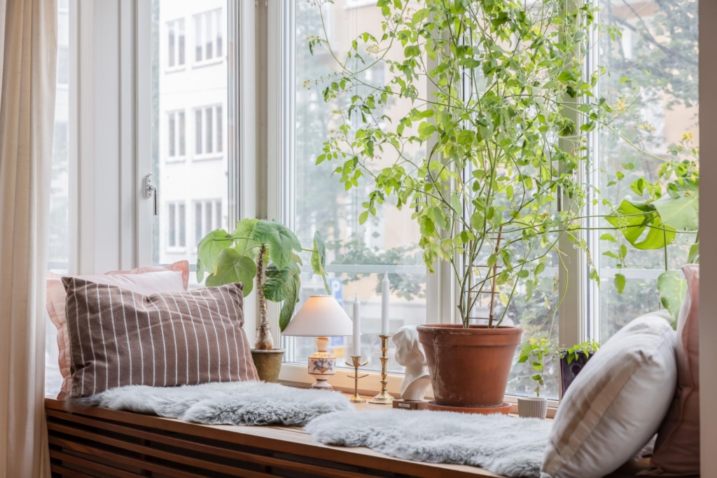 Genomgående och smakfull trea med öppen planlösning samt stor balkong. Garage i huset (ledigt*).