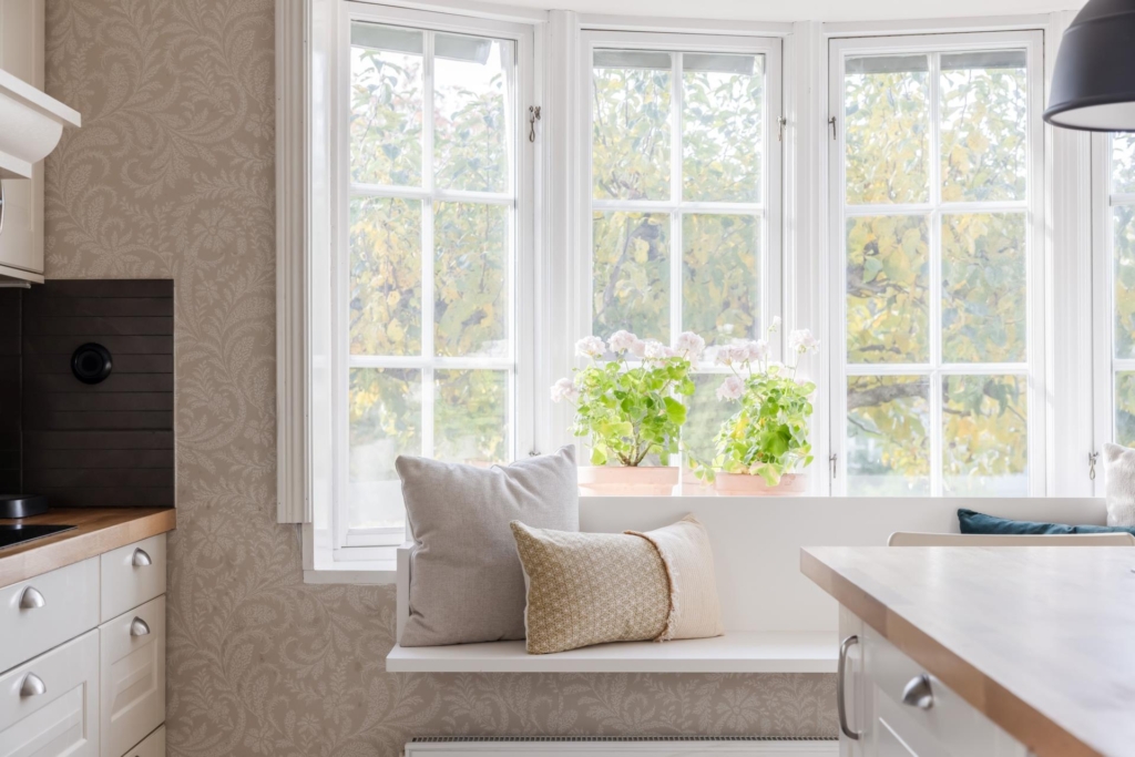 Välkommen till detta charmiga hus med en härlig trädgårdstomt och närhet till naturen.