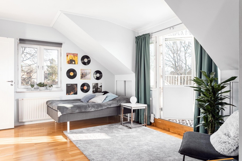 Unik etagevåning med 4 rum, 2 entréer, öppen spis och 2 balkonger!